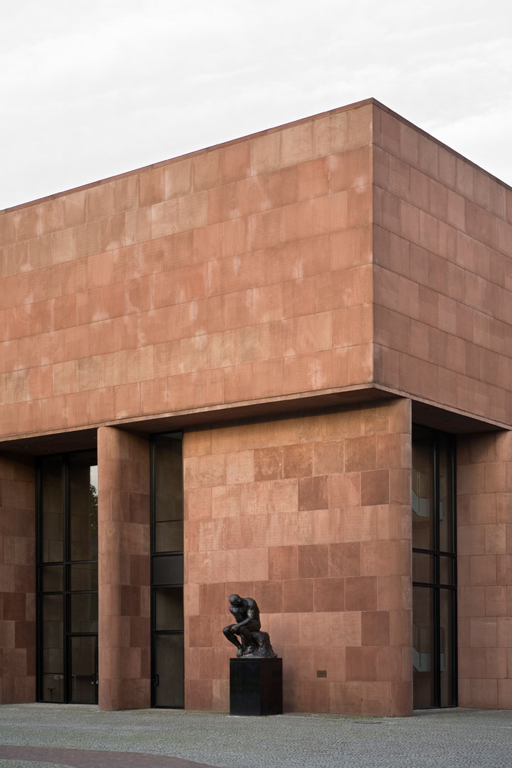 Ecke des würfelförmigen Gebäudes der Kunsthalle Bielefeld.