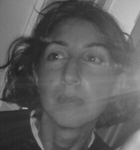Schwarz-weiß Porträt einer Frau mit kurzen Haaren. Schnappschuss-Ästhetik.