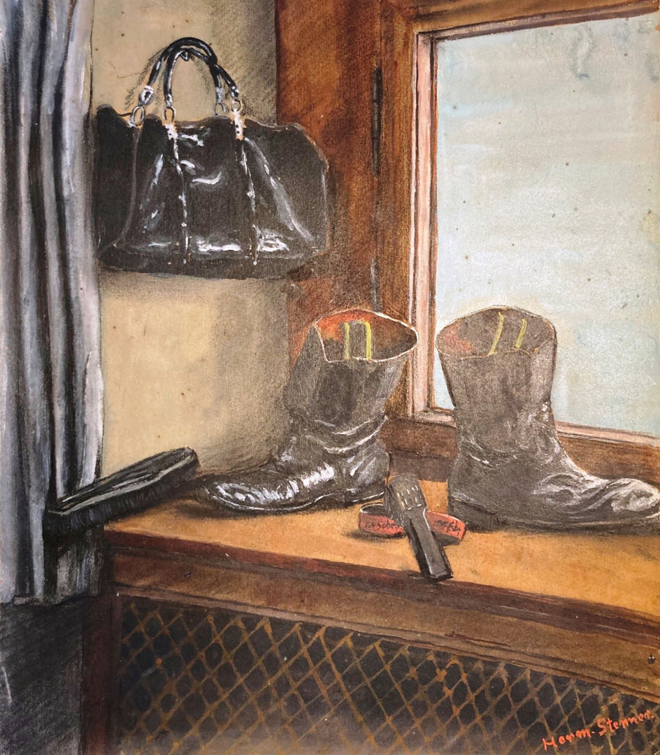 Zwei ausgetretene halbhohe Lederstiefel auf einer Fensterbank. An der Wand hängt eine Ledertasche.