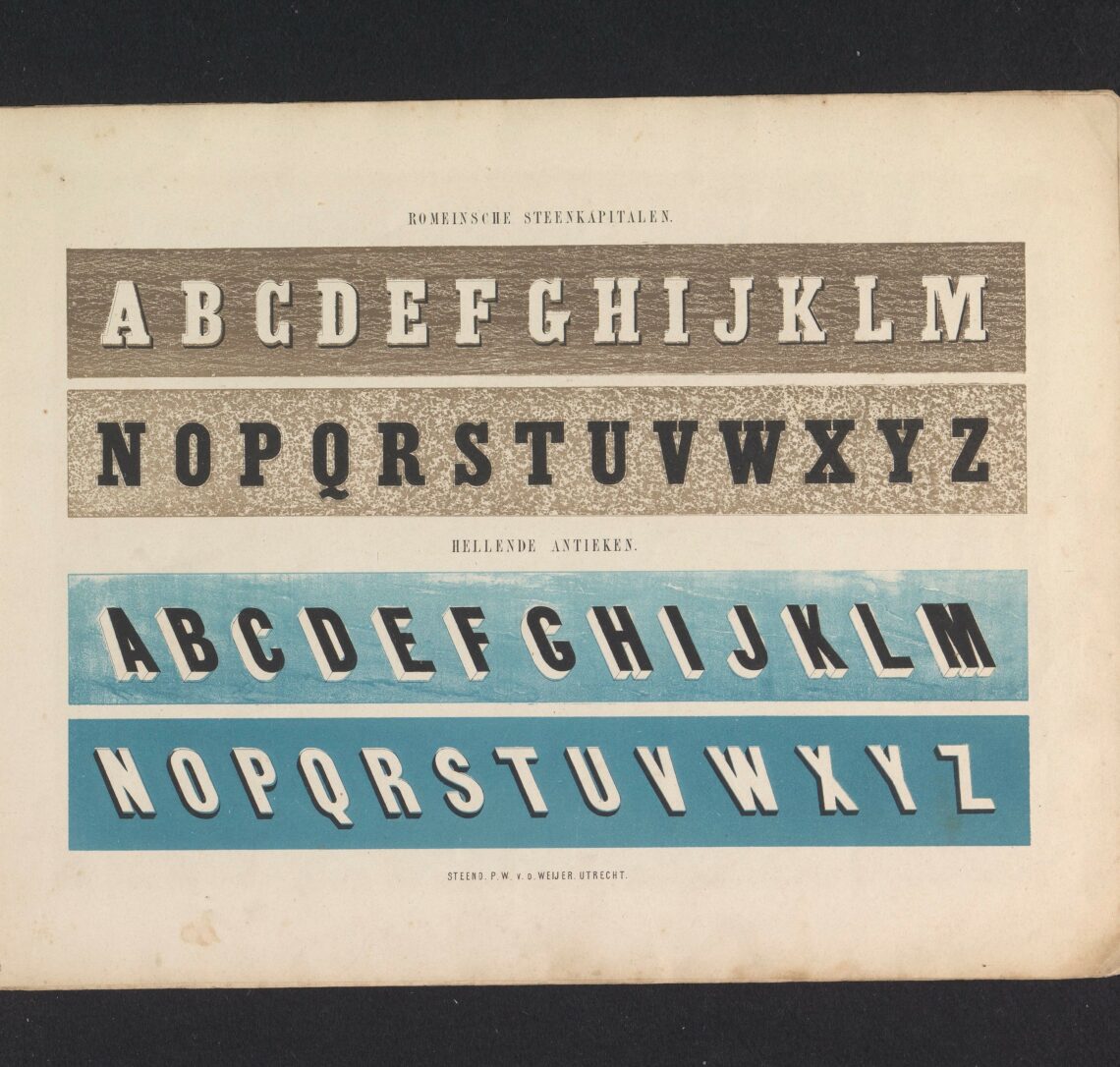 Eine alte Buchseite auf der das gesamte Alphabeths doppelt in Großbuchstaben abgedruckt ist. Die alphabethe unterscheiden sich in der Schriftart und sind oben mit Grau unten mit Blau hinterlegt.