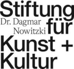 Ein quadratisches Logo bestehend aus dem Text "Stiftung für Kunst und Kultur Dr. Dagmar Nowitzki"